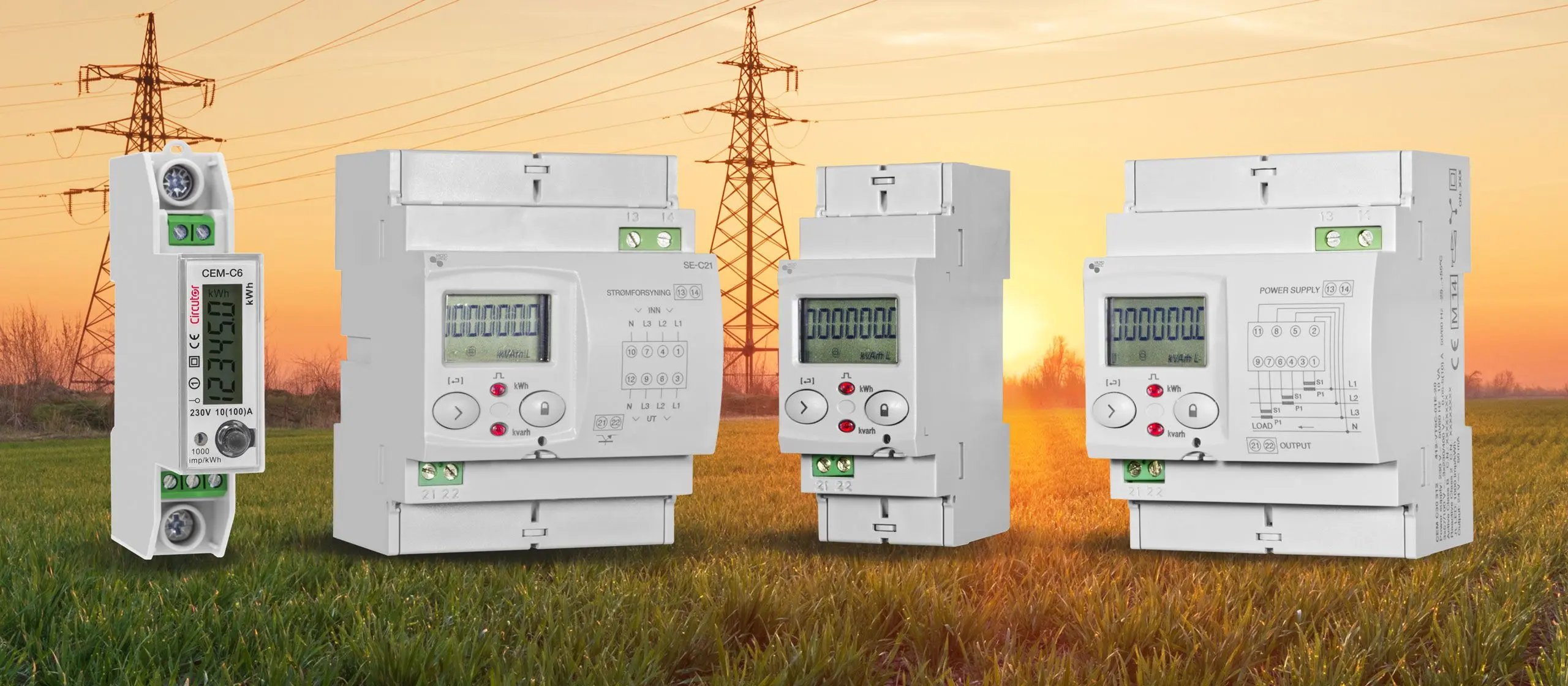 Bilde av 4 forskjellige kWt-målere med strømmaster i bakgrunnen