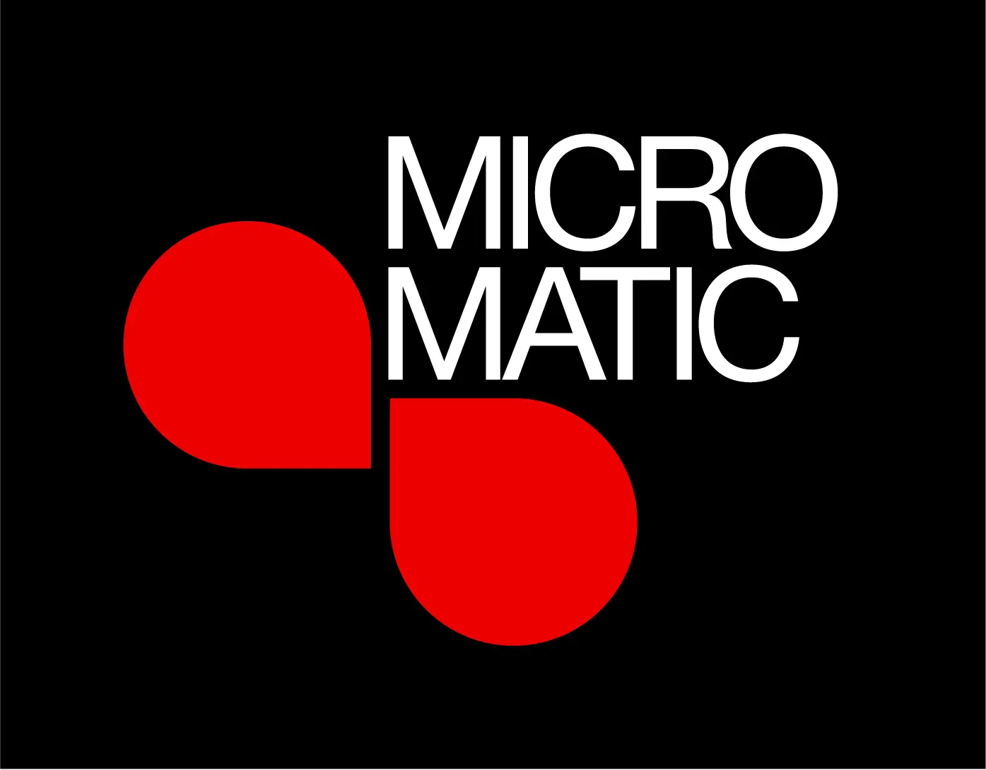 Micro Matic logo på sort bakgrunn, med røde dråper og hvit skrift, png
